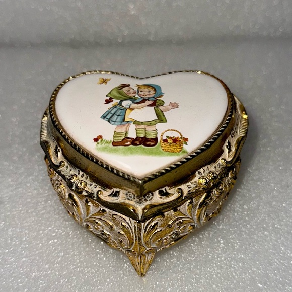 Vintage Jewelry /Trinket Box, Gold Tone Metal Embossed Heart Shaped Footed - Picture 1 of 6